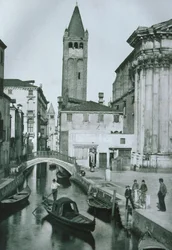 Vue du canal San Barnaba avec le clocher de l